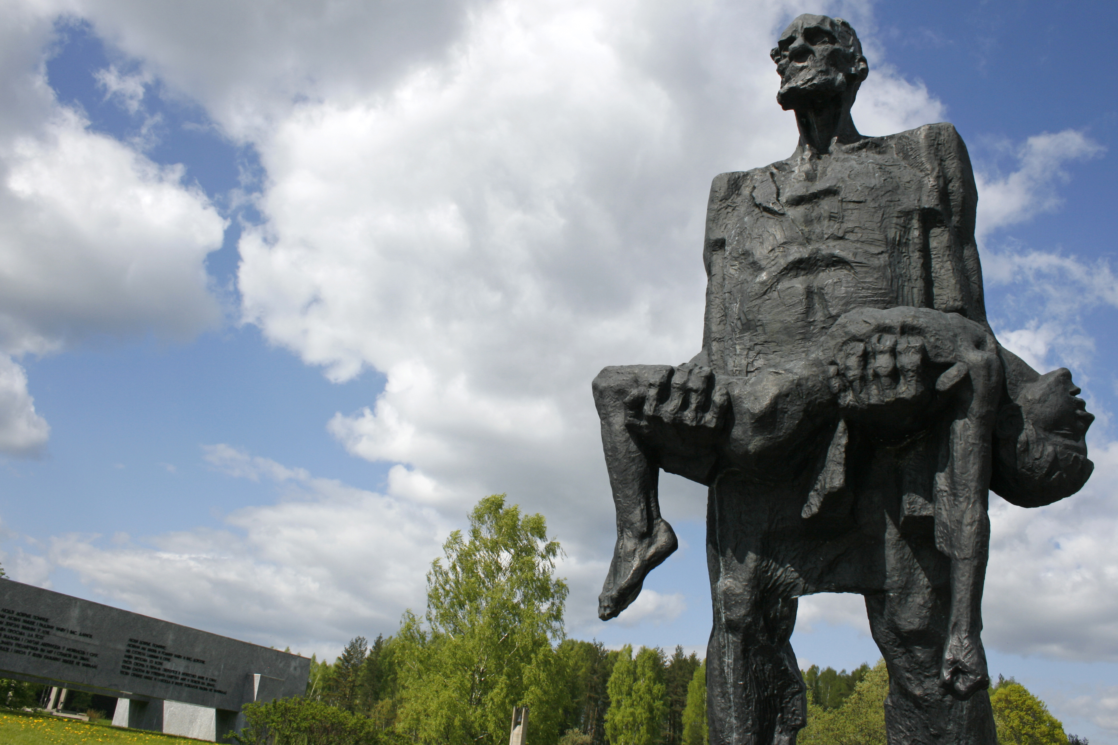 Будучи человеком памятным. Мемориальный комплекс Хатынь Беларусь. Мемориал комплекс Хатынь. Мемориал Хатынь в Белоруссии. «Непокорённый человек». Мемориальный комплекс Хатынь, Белоруссия.