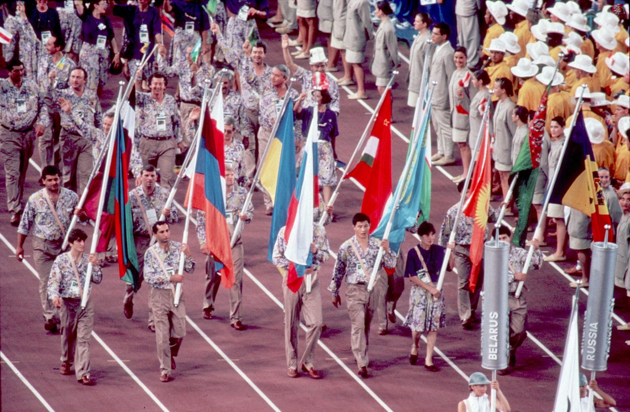 Олимпийские сборные стран. Церемония открытия олимпиады в Барселоне 1992. Флаг СНГ на Олимпиаде 1992. ОИ В Барселоне 1992.